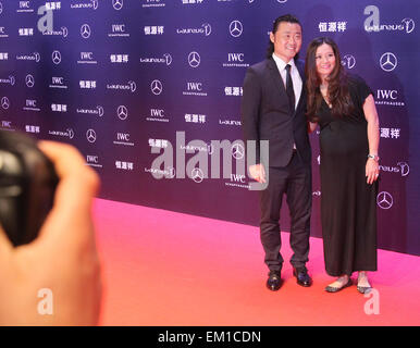 Shanghai. Apr 15, 2015. La star du tennis chinois retraités Li Na (R) et son mari Jiang Shan posent sur le tapis rouge pour les Laureus World Sports Award cérémonie au Grand Théâtre de Shanghai le 15 avril 2015. Crédit : Chen Fei/Xinhua/Alamy Live News Banque D'Images