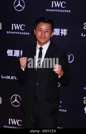 Shanghai, Chine. 15 avril, 2015. ZOU SHIMING Boxer pose pour des photos sur le tapis rouge lors de l'arrivée de la Laureus Awards Edition - 2015, au Grand Théâtre de Shanghai, Chine. Credit : Marcio Machado/ZUMA/Alamy Fil Live News Banque D'Images