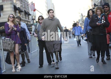 Boston, Massachusetts, USA. Apr 15, 2015. Attentat du Marathon de Boston victime Jeff Bauman marche dans Boylston Street à Boston, Massachusetts, près de le Marathon de Boston finishline sur les 2 ans de l'attentats du Marathon de Boston. Credit : Nicolaus Czarnecki/ZUMA/Alamy Fil Live News Banque D'Images
