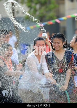 Laibin, la région autonome Zhuang du Guangxi. 14 avr, 2015. Les élèves célèbrent le Water-Sprinkling Festival à Liuzhou Teachers College à Liuzhou, dans le sud-ouest de la région autonome Zhuang du Guangxi, le 14 avril 2015. L'aspersion de l'eau festival, qui est aussi la Nouvelle Année festival de la Dai, est une activité populaire traditionnelle célébrée par les gens de l'ethnie Dai en Chine et également par des gens en Thaïlande, Cambodge, Myanmar, etc. Les gens de l'eau pour arroser les uns les autres à prier pour la bonne fortune et la sécurité pendant le festival. Qin Gang : Crédit/Xinhua/Alamy Live News Banque D'Images