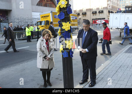 Boston, Massachusetts, USA. Apr 15, 2015. Les gens arrêtent par le monument à la scène du premier souffle de l'attentat du Marathon de Boston sur Boylston Street, à Boston (Massachusetts) sur l'anniversaire de 2 ans le Marathon de Boston à l'explosif. Credit : Nicolaus Czarnecki/ZUMA/Alamy Fil Live News Banque D'Images