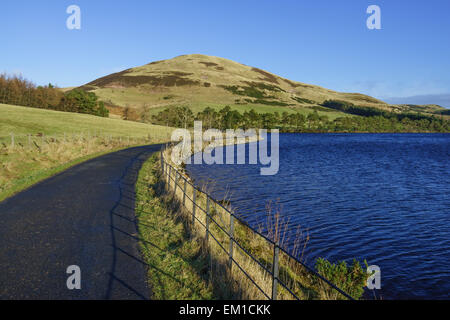 Threipmuir reservoir dans le Parc Régional Pentland Hills, près d'Édimbourg, Écosse. Banque D'Images