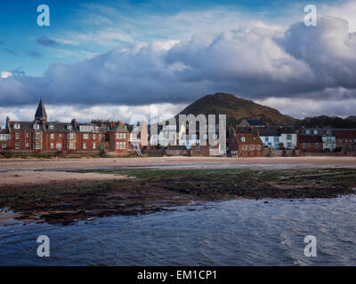 Nuages sur la ville balnéaire de North Berwick, East Lothian, en Ecosse. La colline est North Berwick Law, un ancien volcan. Banque D'Images