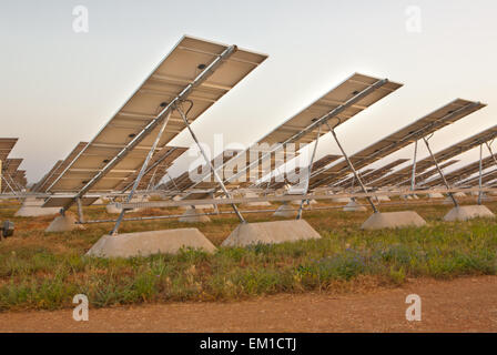 Panneaux solaire photovoltaïque pour la production d'énergie de champ au coucher du soleil, Badajoz, Estrémadure, Espagne Banque D'Images