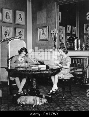 La princesse Elizabeth a fait ses devoirs à gauche avec la Princesse Margaret dans le château de Windsor le 22 juin 1940 école Banque D'Images