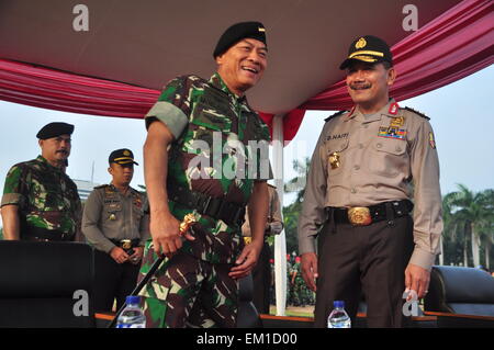 Jakarta, Indonésie. Apr 15, 2015. Le général Moeldoko militaire indonésienne (L) et le chef adjoint de la Police nationale indonésienne Komjen Pol. Badrodin Haïti (R) assister à une cérémonie de la Conférence afro-asiatique, forces de sécurité à la National Monument à Jakarta. Credit : Dani Daniar/Alamy Live News Banque D'Images