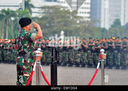 Jakarta, Indonésie. Apr 15, 2015. Général commandant militaire indonésienne Moeldoko mène une cérémonie Conférence afro-asiatique de forces de sécurité à la National Monument à Jakarta. Credit : Dani Daniar/Alamy Live News Banque D'Images