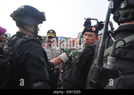 Jakarta, Indonésie. Apr 15, 2015. Général commandant militaire indonésienne Moeldoko vérifier dans les troupes de cérémonie de la Conférence afro-asiatique, forces de sécurité à la National Monument à Jakarta. Credit : Dani Daniar/Alamy Live News Banque D'Images