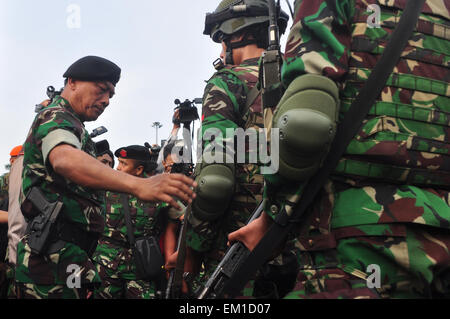 Jakarta, Indonésie. Apr 15, 2015. Général commandant militaire indonésienne Moeldoko vérifier dans les troupes de cérémonie de la Conférence afro-asiatique, forces de sécurité à la National Monument à Jakarta. Credit : Dani Daniar/Alamy Live News Banque D'Images