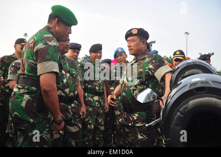 Jakarta, Indonésie. Apr 15, 2015. Général commandant militaire indonésienne Moeldoko vérifier dans les troupes de cérémonie de la Conférence afro-asiatique, forces de sécurité à la National Monument à Jakarta. Credit : Dani Daniar/Alamy Live News Banque D'Images