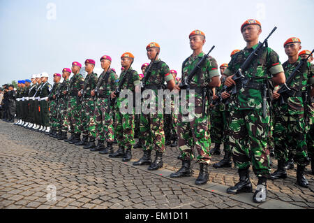 Jakarta, Indonésie. Apr 15, 2015. Les troupes de diverses unités décrites à la parade lors d'une cérémonie de la Conférence afro-asiatique forces de sécurité à la National Monument à Jakarta. Credit : Dani Daniar/Alamy Live News Banque D'Images