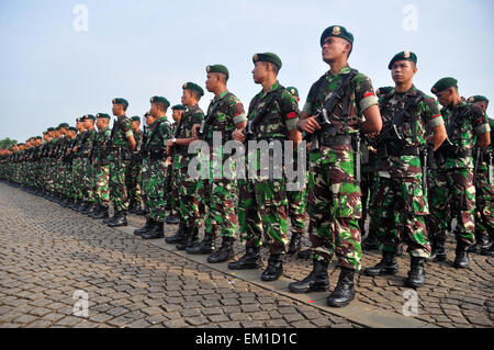 Jakarta, Indonésie. Apr 15, 2015. Les troupes de diverses unités décrites à la parade lors d'une cérémonie de la Conférence afro-asiatique forces de sécurité à la National Monument à Jakarta. Credit : Dani Daniar/Alamy Live News Banque D'Images