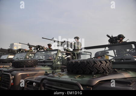 Jakarta, Indonésie. Apr 15, 2015. Les troupes de diverses unités décrites à la parade lors d'une cérémonie de la Conférence afro-asiatique forces de sécurité à la National Monument à Jakarta. Credit : Dani Daniar/Alamy Live News Banque D'Images