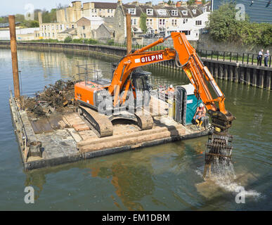 Bath, Royaume-Uni. Apr 15, 2015. L'agence de l'environnement donnent à la rivière Avon à Bath un nettoyage de printemps. Chariots qui ont été sous-évaluées, volée ou perdue, sont retirés de la rivière. Les travaux sont réalisés par la construction de Britannia qui sont aussi l'entrepreneur pour la démolition et la reconstruction du pont à proximité Destructor Crédit : Mr Standfast/Alamy Live News Banque D'Images