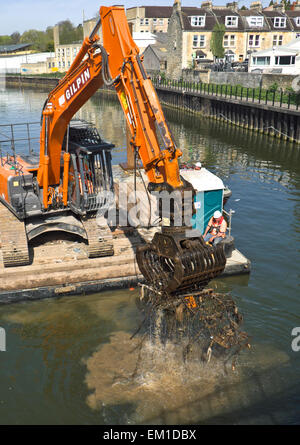 Bath, Royaume-Uni. Apr 15, 2015. L'agence de l'environnement donnent à la rivière Avon à Bath un nettoyage de printemps. Chariots qui ont été sous-évaluées, volée ou perdue, sont retirés de la rivière. Les travaux sont réalisés par la construction de Britannia qui sont aussi l'entrepreneur pour la démolition et la reconstruction du pont à proximité Destructor Crédit : Mr Standfast/Alamy Live News Banque D'Images