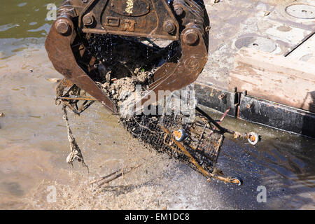 Bath, Royaume-Uni. Apr 15, 2015. L'agence de l'environnement donnent à la rivière Avon à Bath un nettoyage de printemps. Chariots qui ont été sous-évaluées, volée ou perdue, sont retirés de la rivière. Les travaux sont réalisés par la construction de Britannia qui sont aussi l'entrepreneur pour la démolition et la reconstruction du pont à proximité Destructor Crédit : Mr Standfast/Alamy Live News Banque D'Images