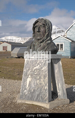 Buste de Roald Amundsen, Ny-Ålesund, Spitzberg, Svalbard. Banque D'Images