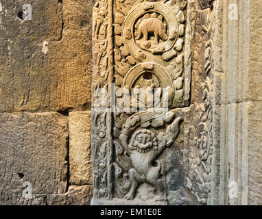 L'Apsara Dancers Sculpture sur pierre,tout autour sur le mur à Angkor Wat. Banque D'Images