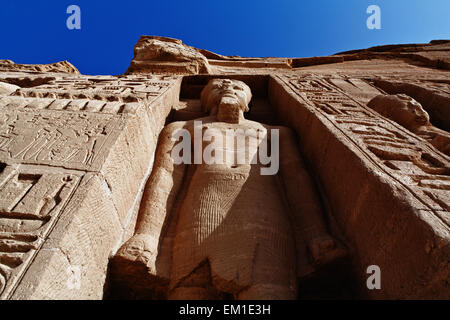 Hugh l'article sculpture, côté haut de Temple de la reine Néfertari à Abou Simbel, Egypte Banque D'Images