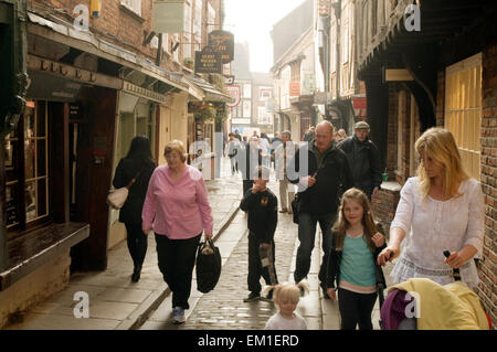 La vieille rue york shambles shoppers touristes étroit uk plus ancienne route de vieux Banque D'Images