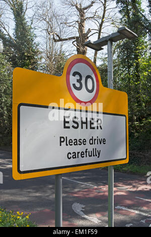 Veuillez conduire avec prudence esher road sign avec 30mph vitesse limite avis, ESHER, Surrey, Angleterre Banque D'Images