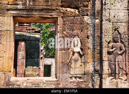 L'Apsara Dancers Sculpture sur pierre,tout autour sur le mur à Angkor Wat. Banque D'Images