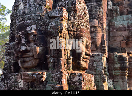 Visages dans l'ancien temple Bayon situé à Angkor Thom, Angkor Wat temple complexe, Siem Reap, Cambodge. Banque D'Images