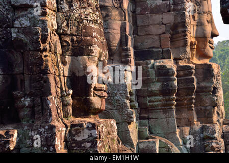 Visages dans l'ancien temple Bayon situé à Angkor Thom, Angkor Wat temple complexe, Siem Reap, Cambodge. Banque D'Images