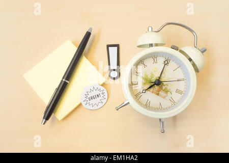 Signe d'alerte d'urgence avec réveil et collant, Postit et stylo sur la table en bois Banque D'Images