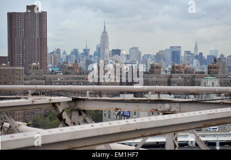 Empire State Building et Chrysler Building parmi les toits de New York vu du pont de Brooklyn Banque D'Images