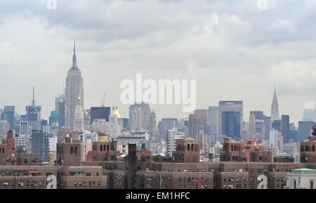 Empire State Building et Chrysler Building parmi les toits de New York vu du pont de Brooklyn Banque D'Images