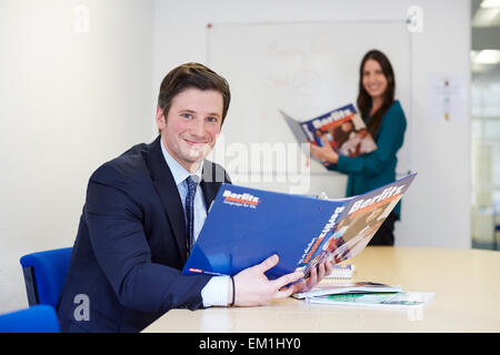 Les étudiants de langue Berlitz Manchester heureux Banque D'Images