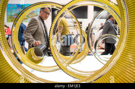 Hanovre, Allemagne. Apr 15, 2015. Entraînements par courroie sont présentés au stand de la société ContiTech, un sous-traitant de Continental, à la foire industrielle de Hanovre à Hanovre, Allemagne, 15 avril 2015. La foire est ouverte du 13 avril au 17 avril 2015 avec l'Inde étant cette année le pays partenaire. Photo : SPATA OLE/dpa/Alamy Live News Banque D'Images