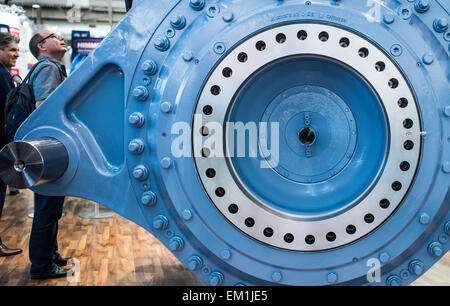 Hanovre, Allemagne. Apr 15, 2015. Un moteur d'engrenage d'une éolienne est présentée sur le stand de la société Eickhoff lors de la foire industrielle de Hanovre à Hanovre, Allemagne, 15 avril 2015. La foire est ouverte du 13 avril au 17 avril 2015 avec l'Inde étant cette année le pays partenaire. Photo : SPATA OLE/dpa/Alamy Live News Banque D'Images