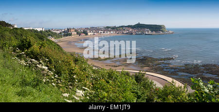 Royaume-uni, Angleterre, dans le Yorkshire, Scarborough, en falaise, vue panoramique de la baie sud de Holbeck Gardens Banque D'Images