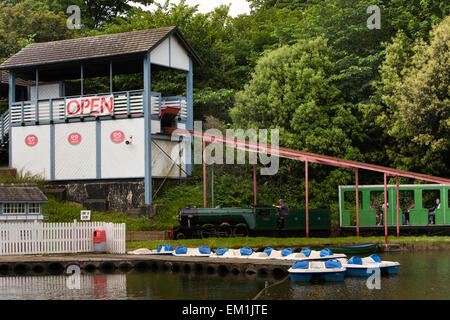 Royaume-uni, Angleterre, dans le Yorkshire, Scarborough, North Bay Railway locomotive Neptune, passant sous les éclaboussures d'eau Banque D'Images