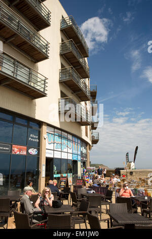 Royaume-uni, Angleterre, dans le Yorkshire, Scarborough, North Bay, promenade, café clients assis dehors au soleil Banque D'Images