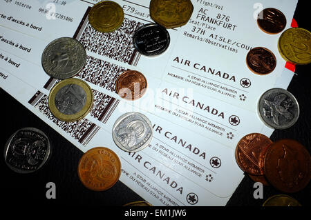 Un ensemble de quatre cartes d'embarquement des vols d'Air Canada avec des pièces au-dessus d'eux photographié sur un fond noir. Banque D'Images