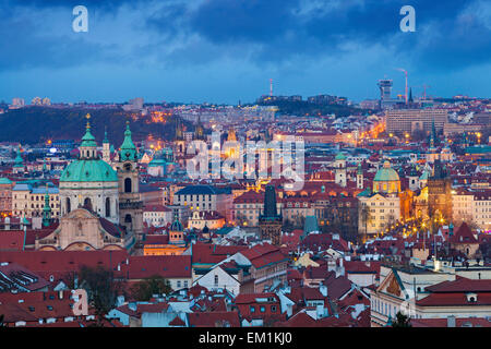 Prague. Image de Prague, capitale de la République tchèque pendant le crépuscule heure bleue. Banque D'Images