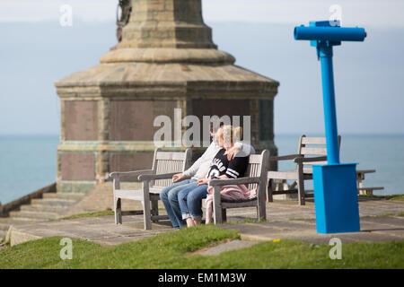 Aberystwyth, Pays de Galles, Royaume-Uni. 15 avril 2015. Météo. Un couple à profiter du soleil du printemps qui donnait sur la mer. Credit : Alan Hale/Alamy Live News Banque D'Images