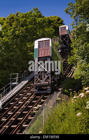 Royaume-uni, Angleterre, dans le Yorkshire, Scarborough, en falaise, voitures de tramway Spa Banque D'Images