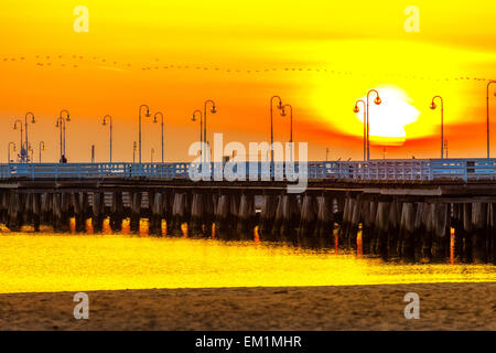 Lever du soleil à la jetée de Sopot, Pologne. Banque D'Images