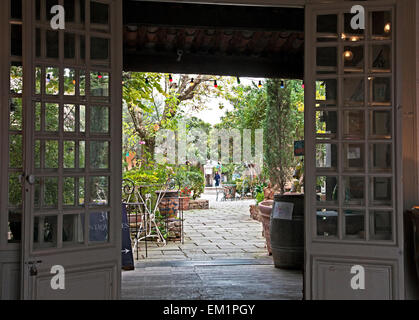 Entrée d'un patio plein de boutiques d'antiquités dans 'Isle-sur-la-Sorgue, en Provence, France. Banque D'Images