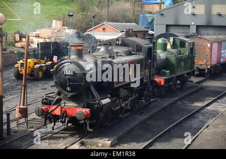 Les moteurs à deux réservoirs assis dehors le moteur à l'abri de Severn Valley Railway dans Brigdnorth. Banque D'Images