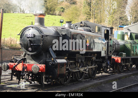 British Railways liveried Sacoche réservoir du moteur 1501 est prêt pour l'action à l'extérieur de l'abri du moteur à Bridgnorth Banque D'Images