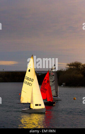 Southport, Merseyside, UK 15 avril, 2015. Météo britannique. 'Chers qui lancer' Coucher Soleil soir voile. West Lancashire les membres du Yacht Club de voile régate Marine Lake au crépuscule. Le West Lancashire Yacht Club (WLYC) est un club de yacht dans le Merseyside, en Angleterre, fondée en 1894. En 1999, le club a reçu le statut de champion de RYA Volvo/Club, reconnaissant le niveau de formation et la performance de ses membres dans les compétitions de voile. Credit : Mar Photographics/Alamy Live News Banque D'Images