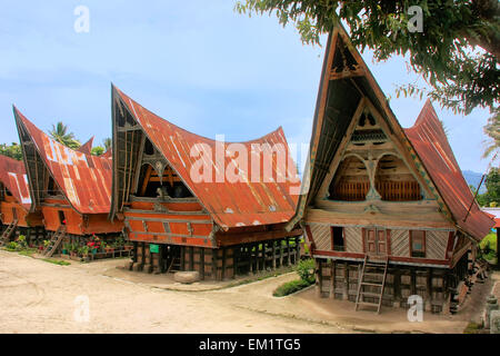 Maisons Batak traditionnel sur l'île de Samosir, Sumatra, Indonésie, Asie du sud-est Banque D'Images