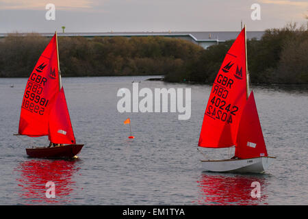 Southport, Merseyside, UK 15 avril, 2015. Météo britannique. 'Chers qui lancer' Coucher Soleil soir voile. West Lancashire les membres du Yacht Club de voile régate Marine Lake au crépuscule. Le West Lancashire Yacht Club (WLYC) est un club de yacht dans le Merseyside, en Angleterre, fondée en 1894. Je Banque D'Images