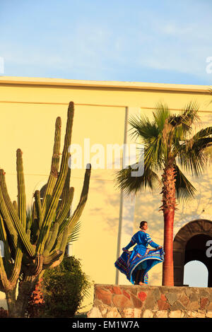 Femme dans une robe de danse folklorique traditionnelle tôt le matin ; Todos Santos, Baja California Sur le Mexique Banque D'Images