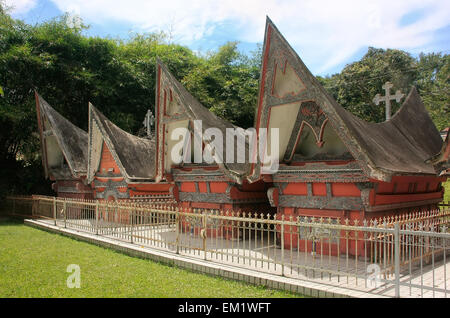 Maisons Batak traditionnel sur l'île de Samosir, Sumatra, Indonésie, Asie du sud-est Banque D'Images